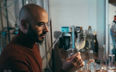 À la rencontre d’un artisan distillateur : L’univers du gin par Miko Abouaf